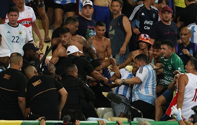 Máu đổ, nước mắt rơi khi bạo loạn xuất hiện ở trận Brazil - Argentina - Bóng Đá