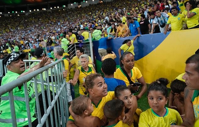 Máu đổ, nước mắt rơi khi bạo loạn xuất hiện ở trận Brazil - Argentina - Bóng Đá