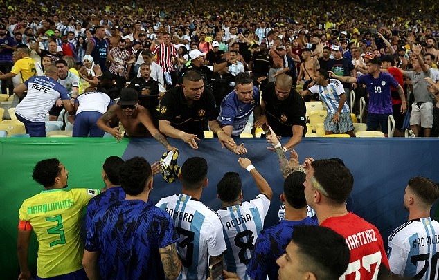 Máu đổ, nước mắt rơi khi bạo loạn xuất hiện ở trận Brazil - Argentina - Bóng Đá