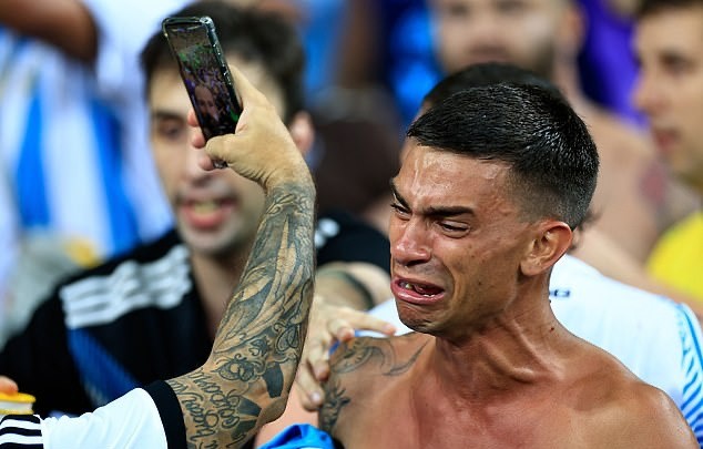 Máu đổ, nước mắt rơi khi bạo loạn xuất hiện ở trận Brazil - Argentina - Bóng Đá