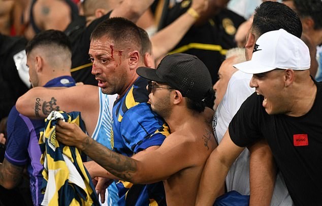 Máu đổ, nước mắt rơi khi bạo loạn xuất hiện ở trận Brazil - Argentina - Bóng Đá