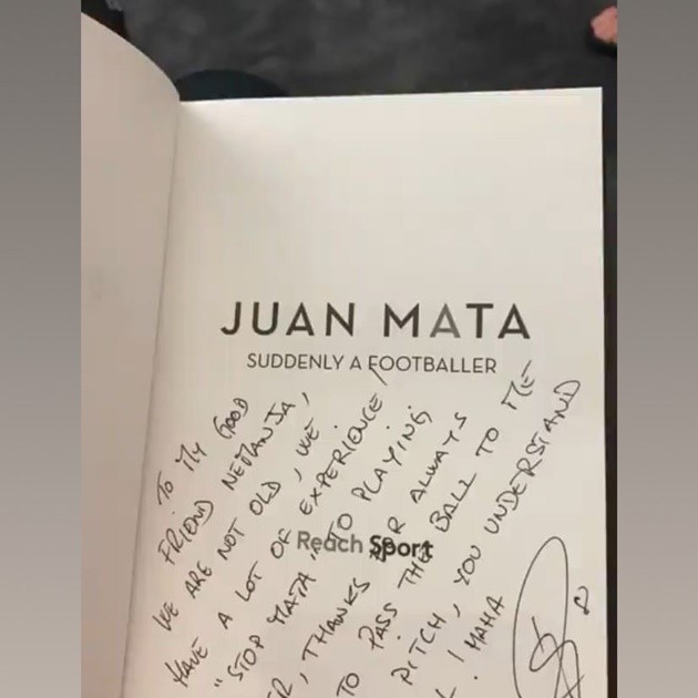 Juan Mata gives Man Utd team-mates signed copies of his autobiography for Christmas with inspirational messages inside - Bóng Đá