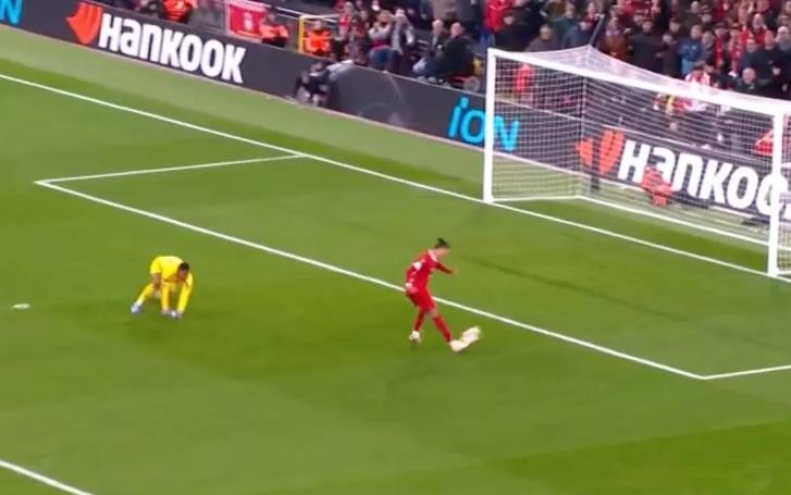 Darwin Nunez misses open goal and goes 'full Fernando Torres' in Europa League - Bóng Đá