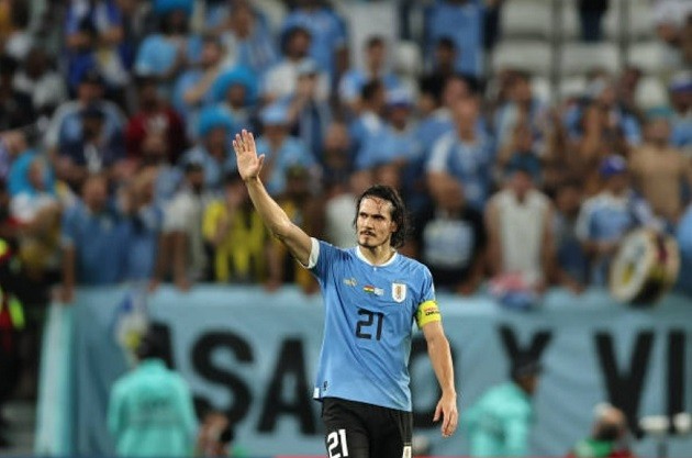Cavani nổi khùng, đấm ngã trụ VAR - Bóng Đá