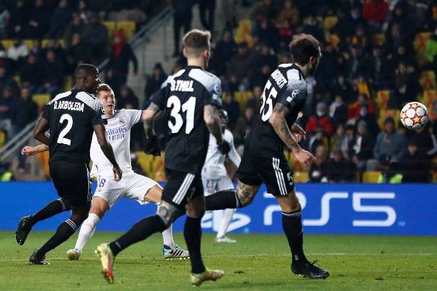 Khoảnh khắc anh hùng trọng anh hùng giữa Mbappe và Hakimi - Bóng Đá