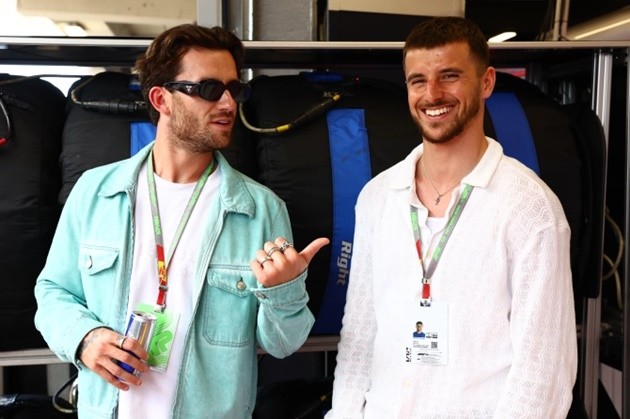 Chelsea’s Mount FLEES Sky Sports cameras on live TV then is finally forced into awkward interview about Man Utd transfer - Bóng Đá