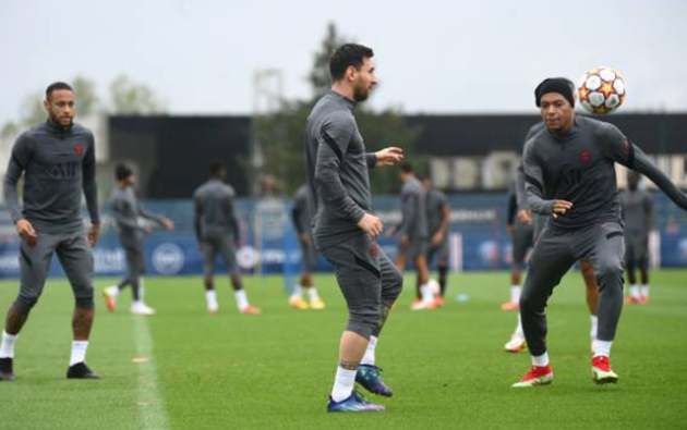 Lionel Messi shakes off knee injury as he returns to PSG training - Bóng Đá
