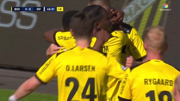 Watch bizarre Swedish league goal as Hammarby keeper somehow mistakes penalty spot for ball leaving fans in hysterics - Bóng Đá