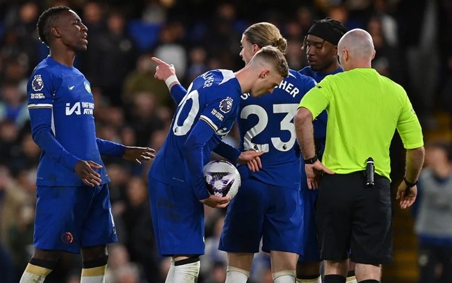 Chelsea giành penalty - Bóng Đá