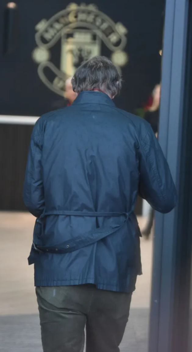 Sir Jim đội mưa đến thăm Old Trafford - Bóng Đá