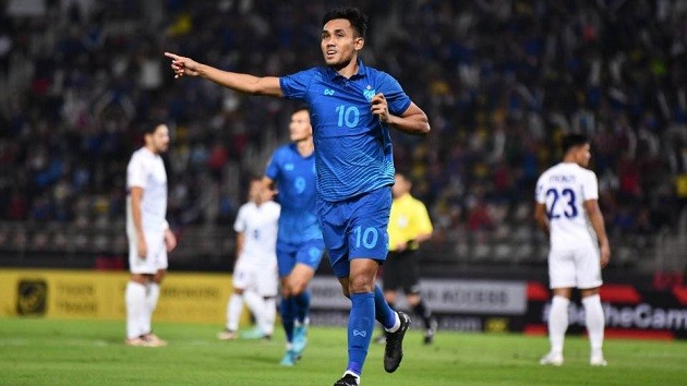 Hilarious moment Man City hero Jack Grealish is carried by Kyle Walker - Bóng Đá