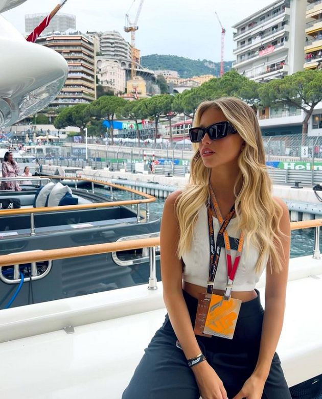 Wenger sánh vai bên người đẹp bí ẩn - Bóng Đá