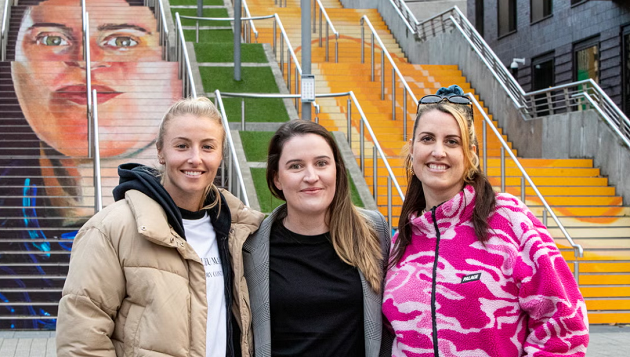 Người đẹp Arsenal khoe vòng một quyến rũ - Bóng Đá