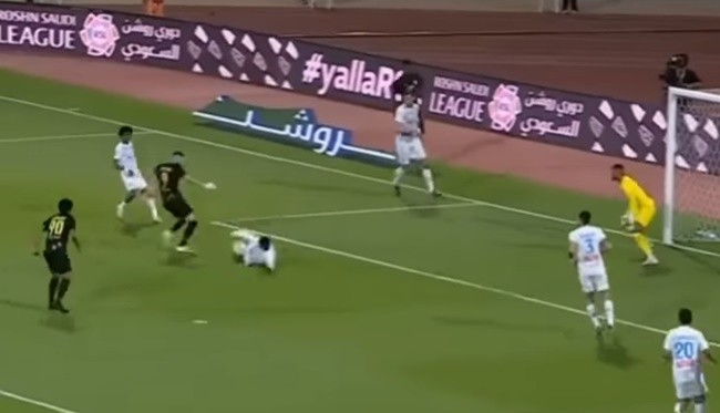 2 khoảnh khắc xử lý trái ngược của Benzema - Bóng Đá