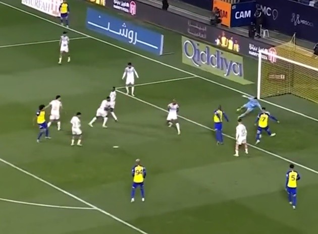 Rashford xỏ háng Allister - Bóng Đá