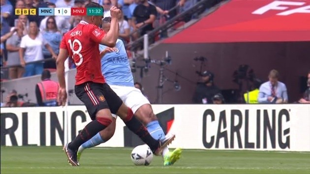 Lindelof hit in eye by object thrown from Man City - Bóng Đá