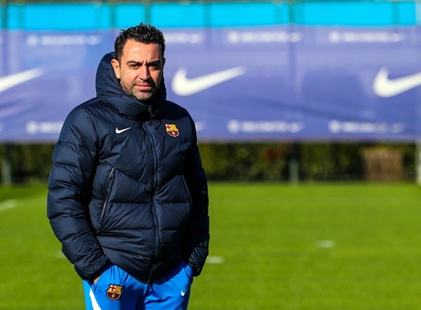 Shocking moment fans brawl on pitch using belts as weapons moments after Napoli clinched first Serie A title in 33 YEARS - Bóng Đá