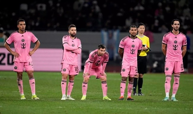 Fans demand Lionel Messi’s Inter Miami contract ‘terminated ASAP’ after spotting reaction to team-mate missing penalty - Bóng Đá