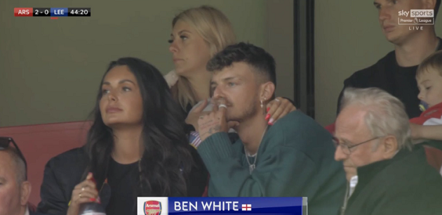 Ben White và vợ tay trong tay ở 