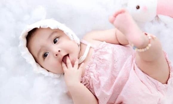 Theo quy định của Bộ luật Dân sự Việt Nam, cá nhân phải có họ tên bằng tiếng Việt hoặc tên theo dân tộc Việt Nam, đồng thời không được xâm phạm quyền và lợi ích hợp pháp của người khác.