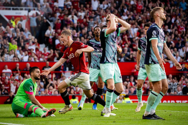 Ten Hag tiến nhanh vào sân cảm ơn 