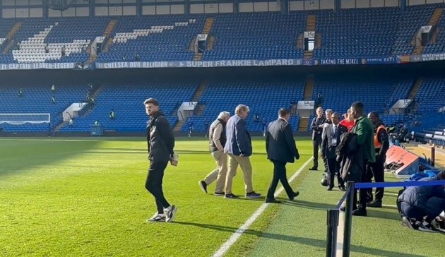 Erik ten Hag goes on a stroll with his wife - Bóng Đá