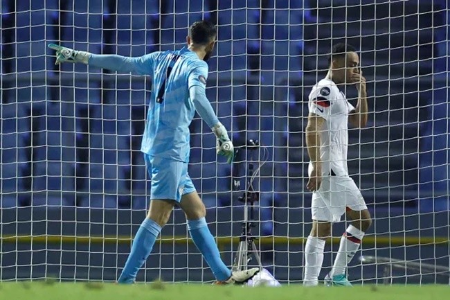 Barcelona’s Dest sent off for two yellows in 30 secs - Bóng Đá