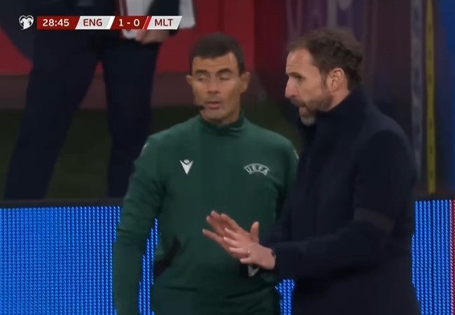 2 hình ảnh nêu bật sự tức giận dành cho ĐT Anh - Bóng Đá