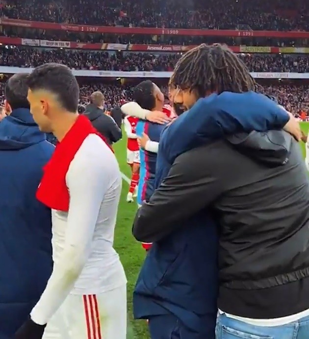 Mason Mount pictured returning to Man Utd training ground ahead of transfer announcement - Bóng Đá