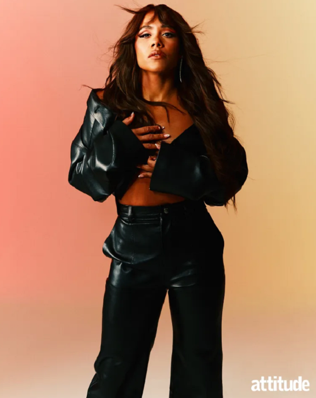 Cựu danh thủ Tam sư gây sốt khi diện đồ xuyên thấu - Bóng Đá