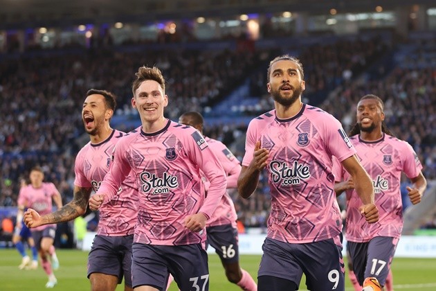 Watch Calvert-Lewin somehow fluff chance from a YARD - Bóng Đá