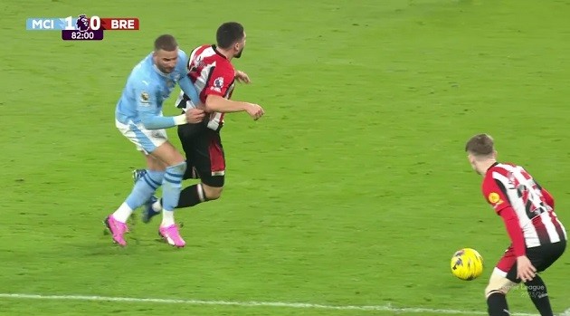 Kyle Walker is booked for SMASHING into Neal Maupay - Bóng Đá