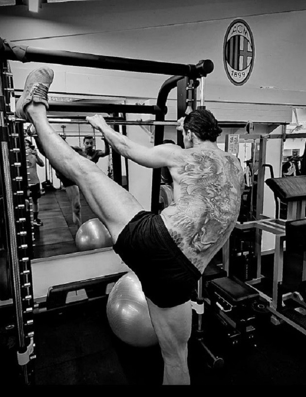 Ibra phô diễn kỹ năng chơi bóng trên bãi biển - Bóng Đá