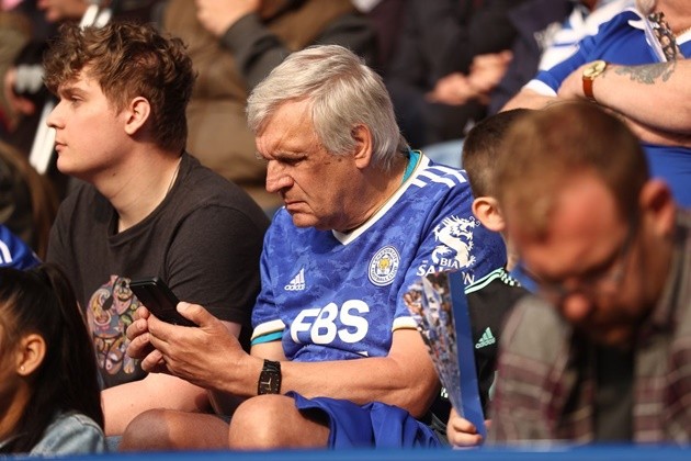 Shocking moment thug knocks out man as football fans brawl outside stadium after Leicester vs West Ham game - Bóng Đá