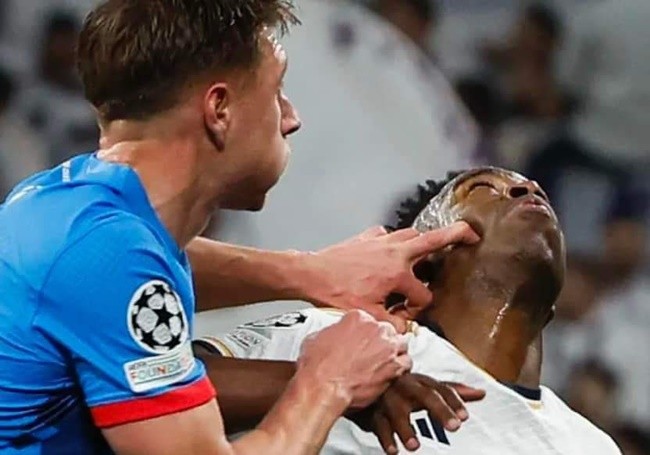 Vinicius gây hú vía - Bóng Đá