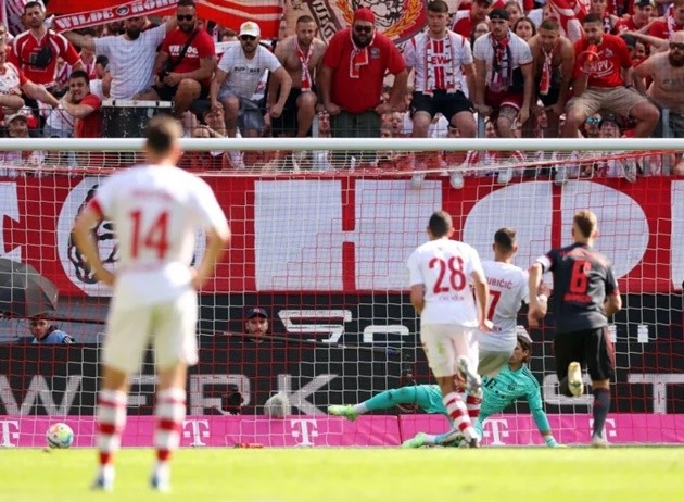 Lionel Messi stopped at Beijing airport and surrounded by border guards over passport problems - Bóng Đá