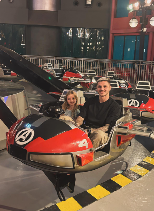 Vợ chồng Icardi mặc áo đôi tình tứ - Bóng Đá