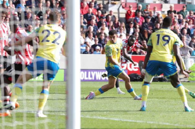 Navas mắc sai lầm nghiêm trọng, Forest lâm nguy  - Bóng Đá