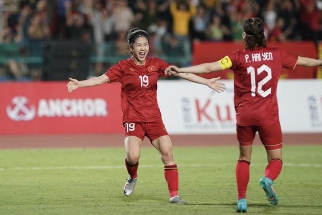 Văn Toàn bắn tín hiệu đến HLV Troussier; Hot girl Thanh Nhã nói về siêu phẩm - Bóng Đá