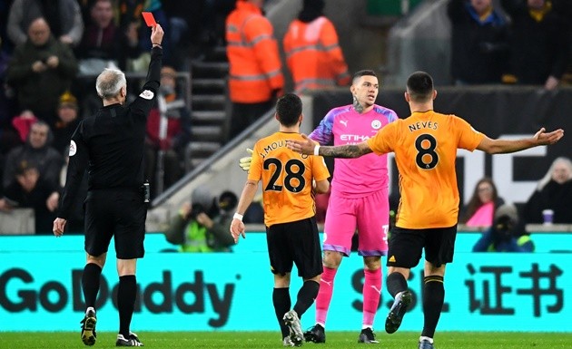 Ai mắc lỗi trong pha bóng Ederson Moraes nhận thẻ đỏ? - Bóng Đá