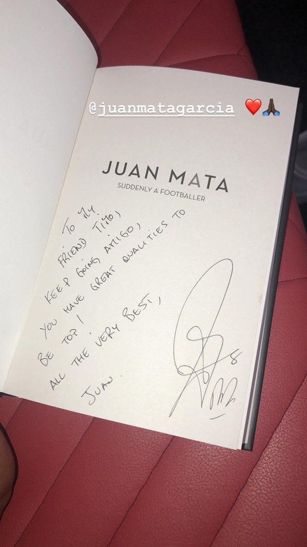 Juan Mata gives Man Utd team-mates signed copies of his autobiography for Christmas with inspirational messages inside - Bóng Đá
