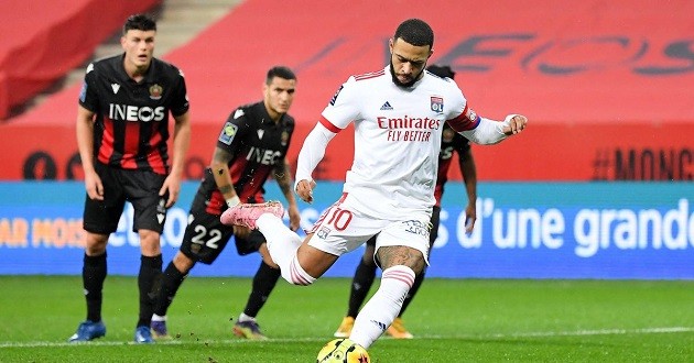Depay guides Olympique Lyon to the lead with curious panenka - Bóng Đá