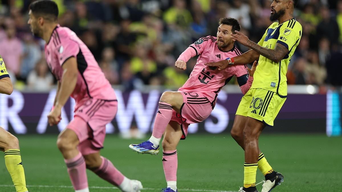 Thót tim với pha vào bóng triệt hạ Messi - Bóng Đá
