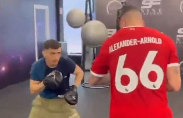 Lý do Torres khoác áo đấu có in tên Alexander-Arnold - Bóng Đá