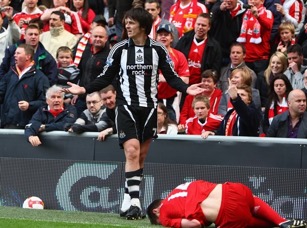 Những cầu thủ gây nhiều tranh cãi nhất lịch sử bóng đá - Bóng Đá