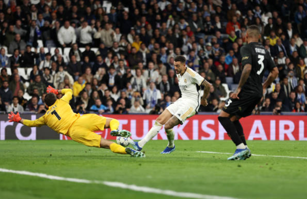 Bùng nổ 10 phút cuối, Real duy trì mạch toàn thắng - Bóng Đá