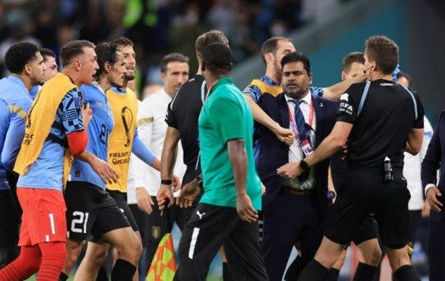 Cavani nổi khùng, đấm ngã trụ VAR - Bóng Đá