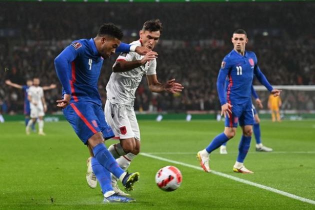 Giúp Anh hủy diệt Albania, Maguire ăn mừng như thách thức - Bóng Đá