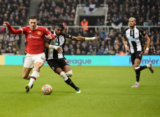 Saint-Maximin and Joelinton's showboating in Premier League clash - Bóng Đá
