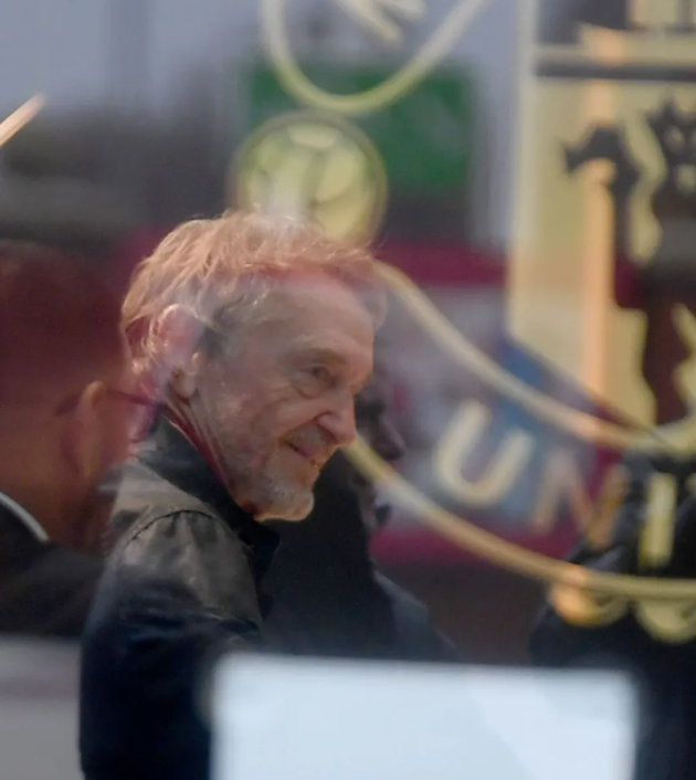 Sir Jim đội mưa đến thăm Old Trafford - Bóng Đá